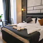 La Pazza Hotel
