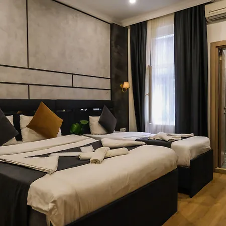 La Pazza Hotel